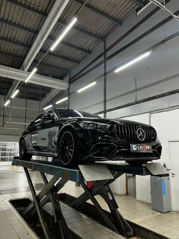 Mercedes-AMG на подъёмнике в детейлинг-центре Леман