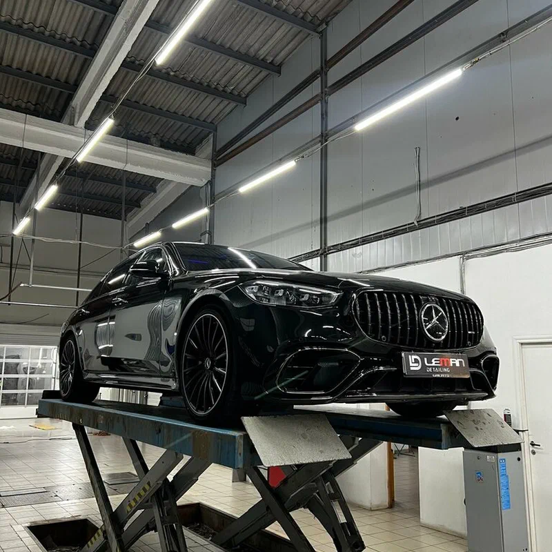 Mercedes-AMG на подъёмнике в детейлинг-центре Леман