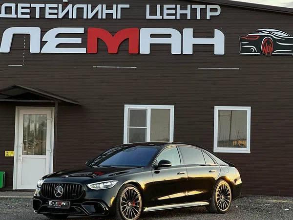 Автомобиль у входа в детейлинг-центр Леман