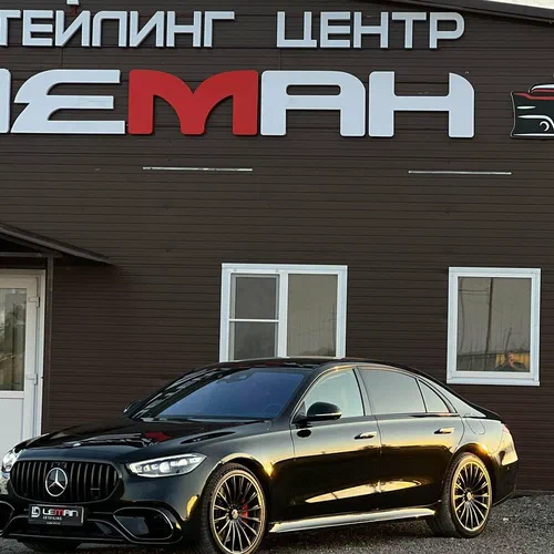 Автомобиль у входа в детейлинг-центр Леман